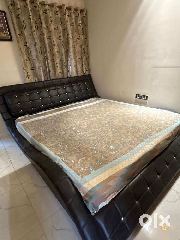 Double bed frame with wakefit memory foam mattress