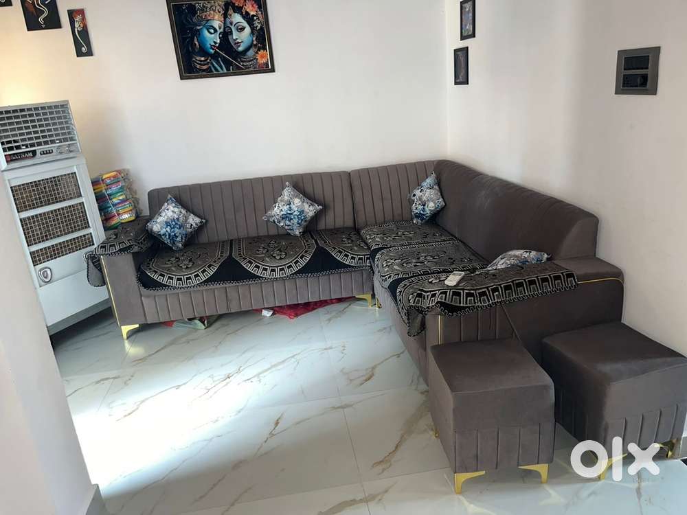 L shapre corner sofa with 2 puppy