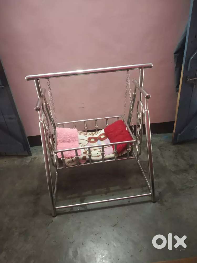 स्टील का 0 से 10माह के बच्चो के लिए पालना।