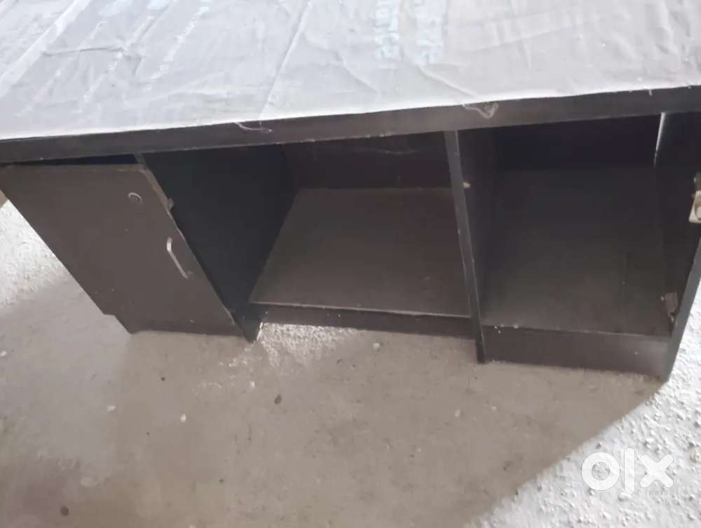 Office Table size 3.5*5