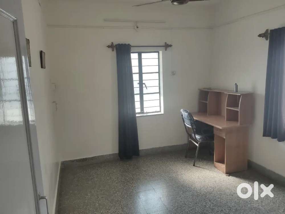 One room available in flat for rent