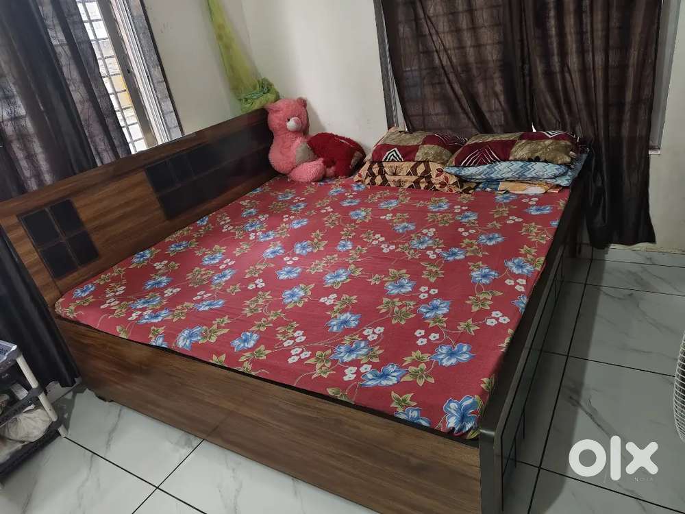 Bed (6x6) with mattress