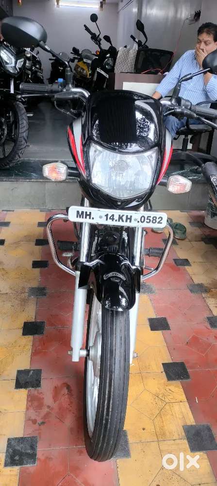 A  Hero HF Deluxe bike is good condition