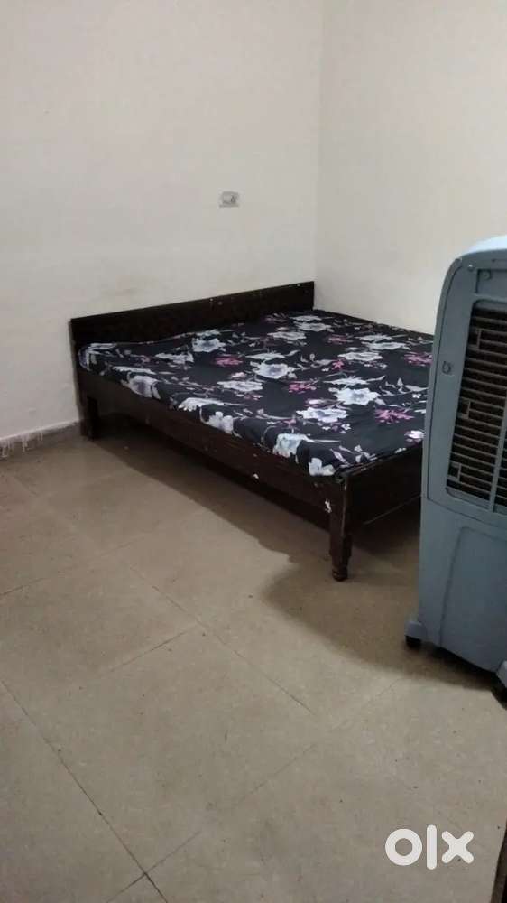 Independent 2 room set semi furnished for students working