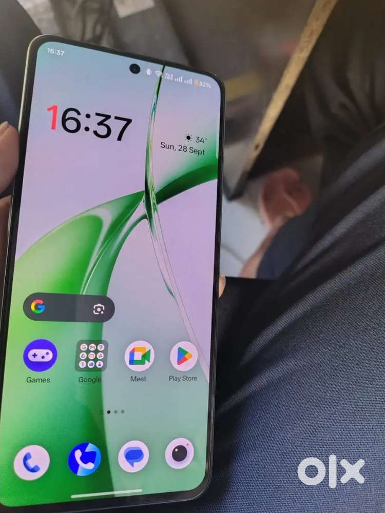 One year huaa hai phone liye