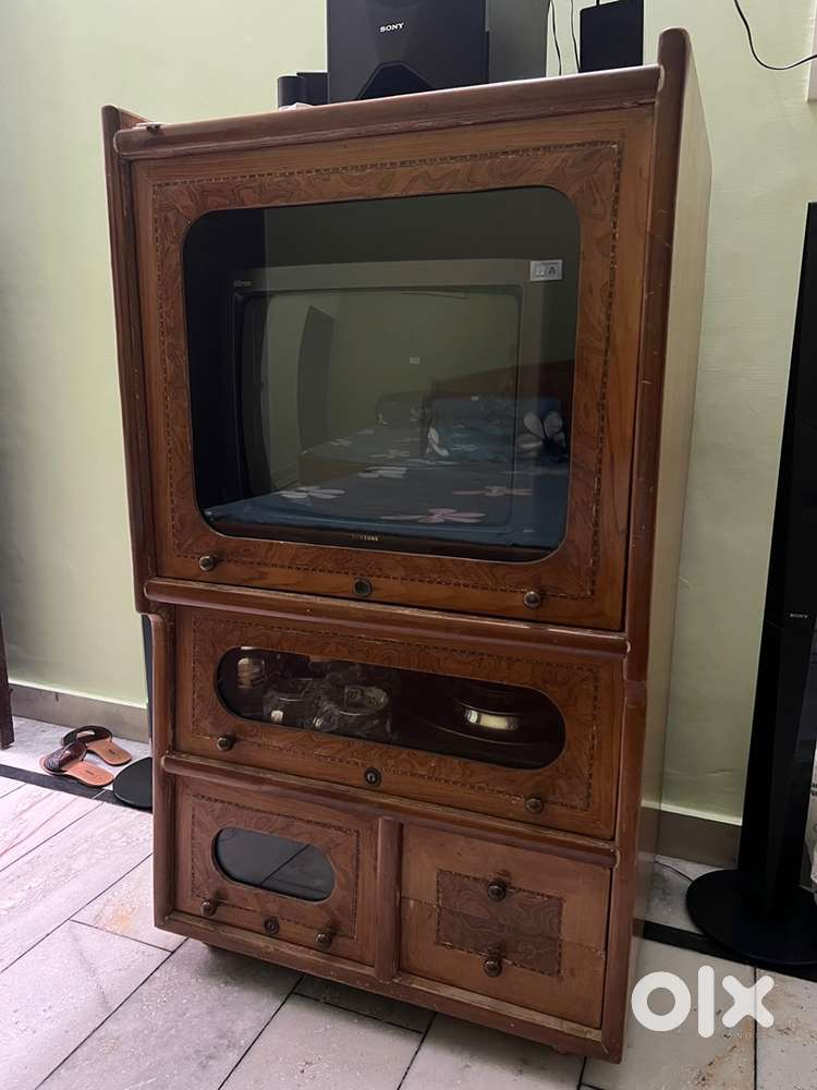 Wooden Tv Trolly With Tv