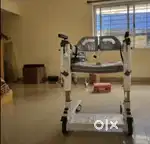 Patient transfer chair lift and shifting use Patient lift with commode
