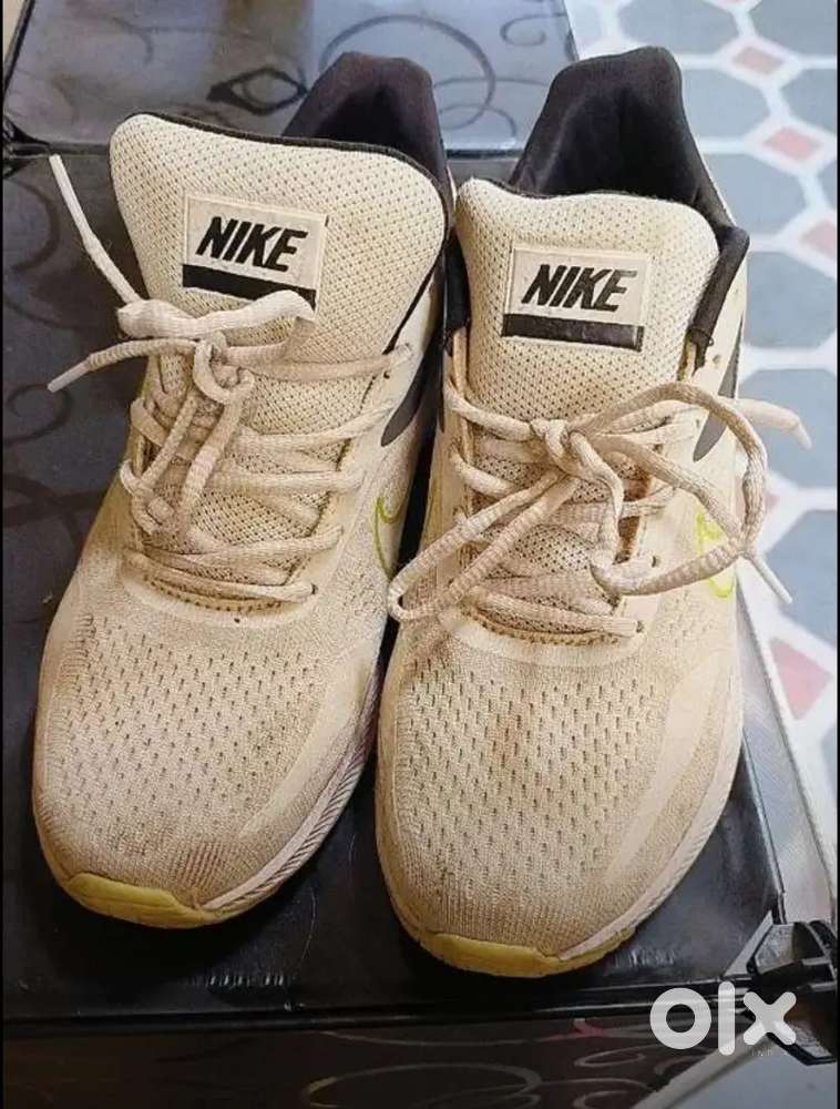 buy 1 get 1 pair of shoes free ( nike shoes )