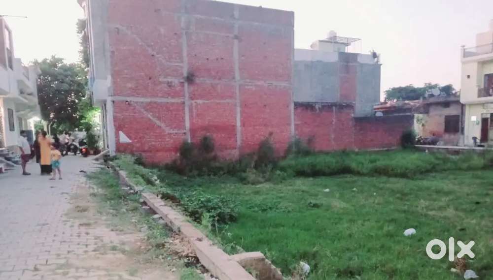 Double Road 200 gz Plot With 2side 24 fir chudi road in ViP area...