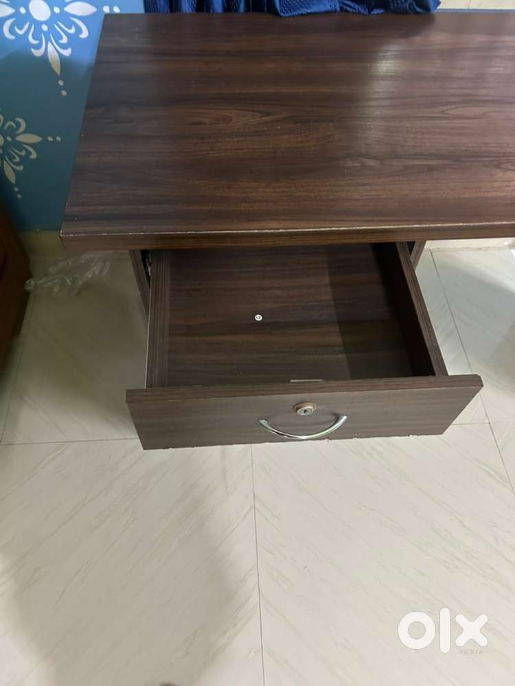 Computer desk/Study Table with lockable drawer and shelves