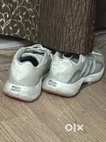 Sports shoes