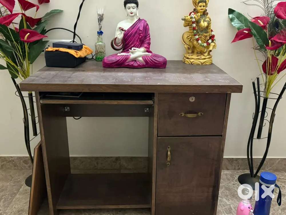 Selling a well-maintained computer table