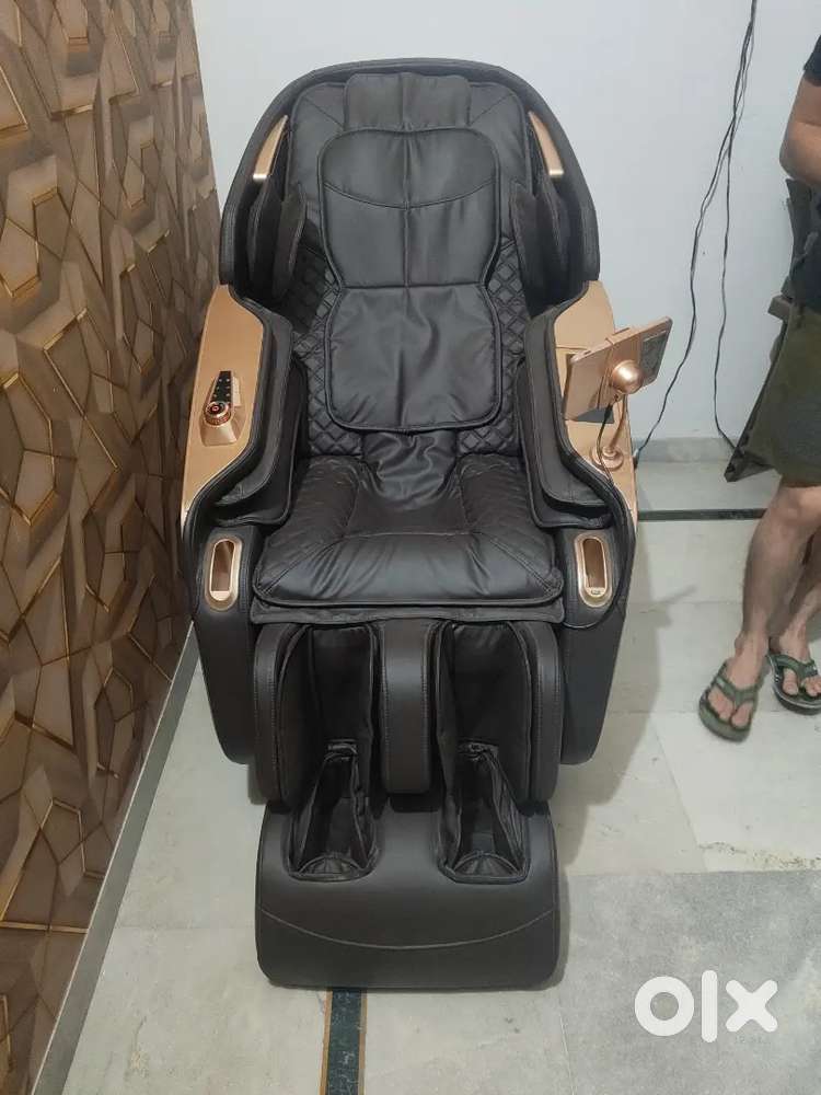 Full body massager with AI commands