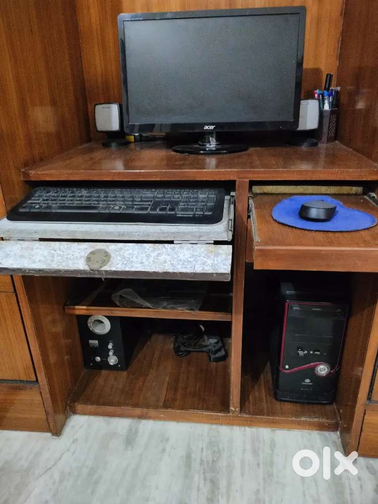 Desktop Computer with Cordless keyboard, mouse & two speakers