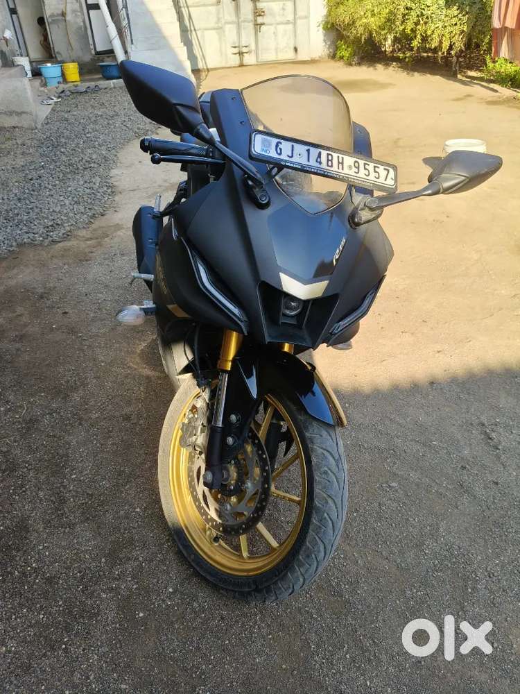 Bike main ek scatch nahi hai .. new .. 8000 km bs chla hai .. 1 servic