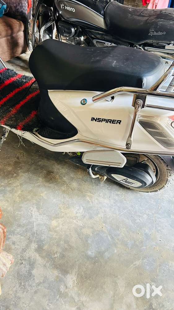 Full charge me 80 km ka range hai ek dam new condition me hai 2 month
