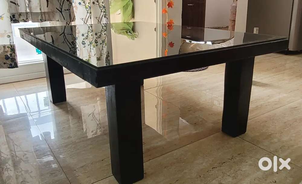 Shining Centre table with top black glass
