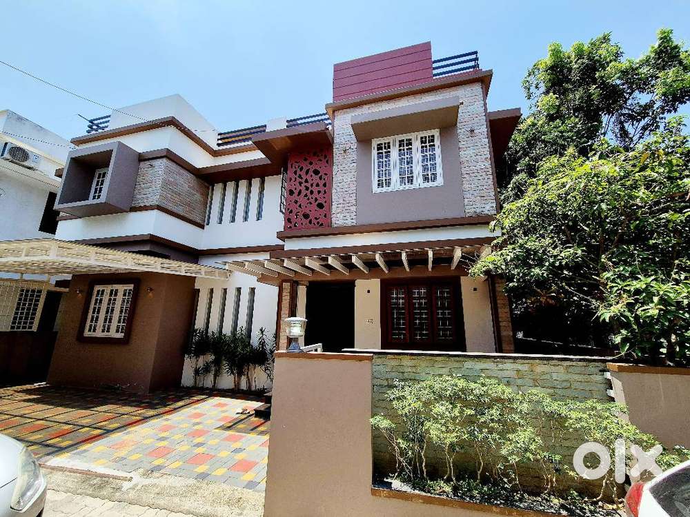Spacious 4BHK House for Sale – Near SNDP Junction, Varapuzha Town