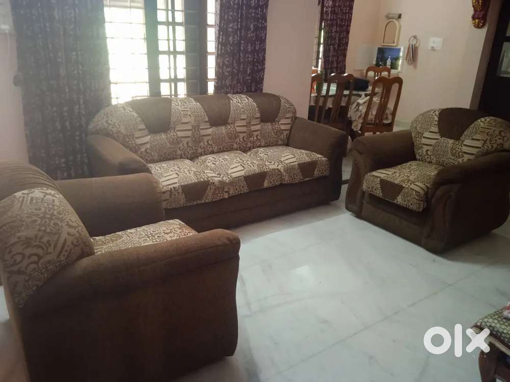 Damro sofa 3x1x1 verry exhalent condition less use