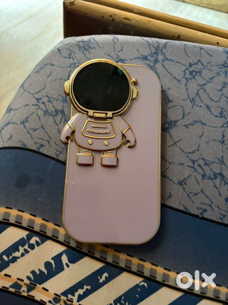 I phone 12 cover and cables