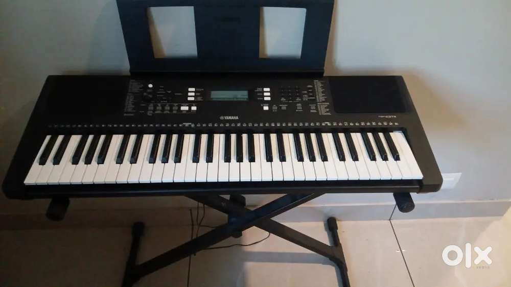 Yamaha keyboard with stand E373
