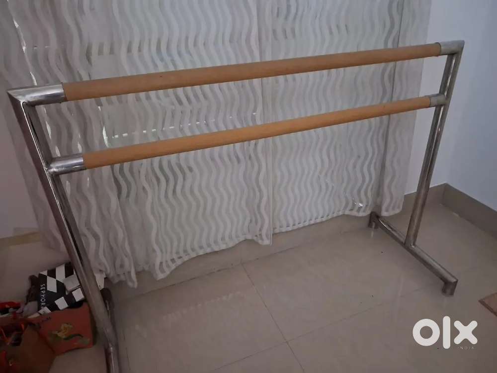 Exercise and ballet Bar.steel and wood.light sturdy.excellent n new