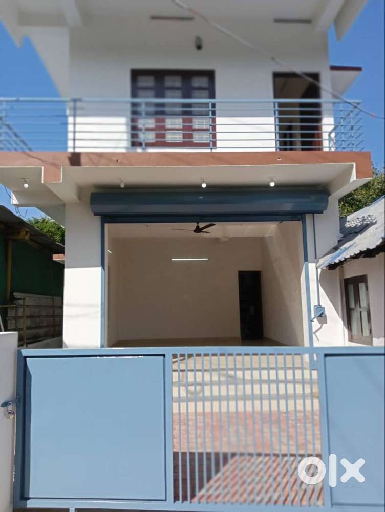 For rent, Office space with 1 room apartment on the first floor.