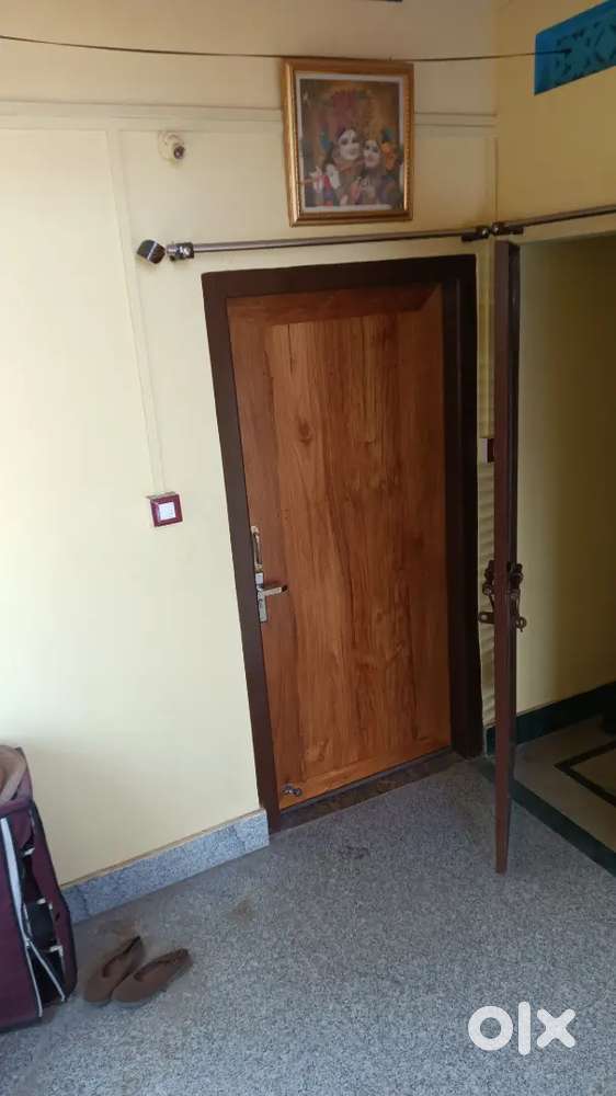 Stay with disciplined family. Market, hospital in walking distance