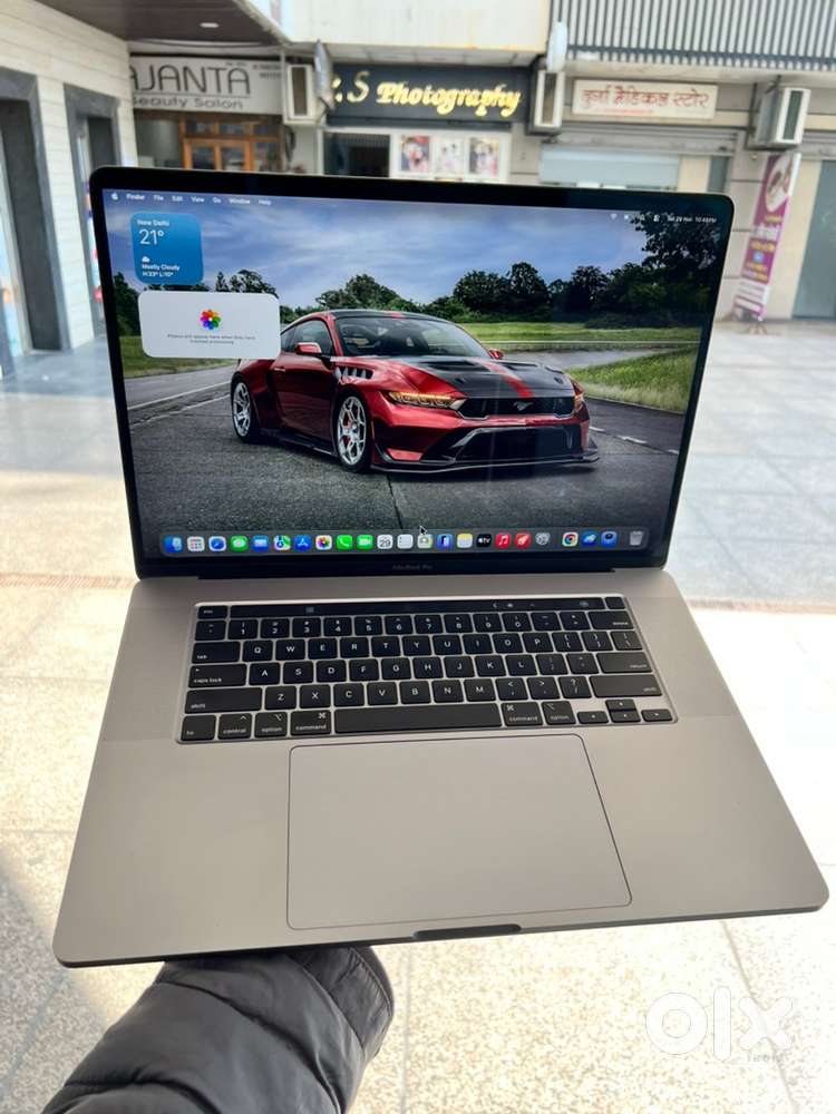 Apple MacBook pro i7 Laptop 32/512 & 6 gb Graphics card
