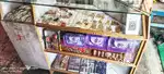 Furniture saath me cosmetic ka saman counter crockery gift