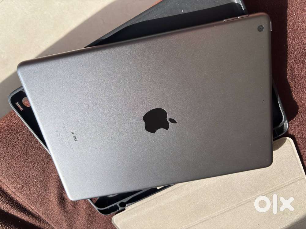 Apple iPad 7th Gen 32GB – Space Grey, Like New + Accessories