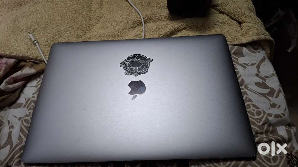 Macbook pro 15 inch 2017 model i7 16/256 gb 5.5gb graphics excellent