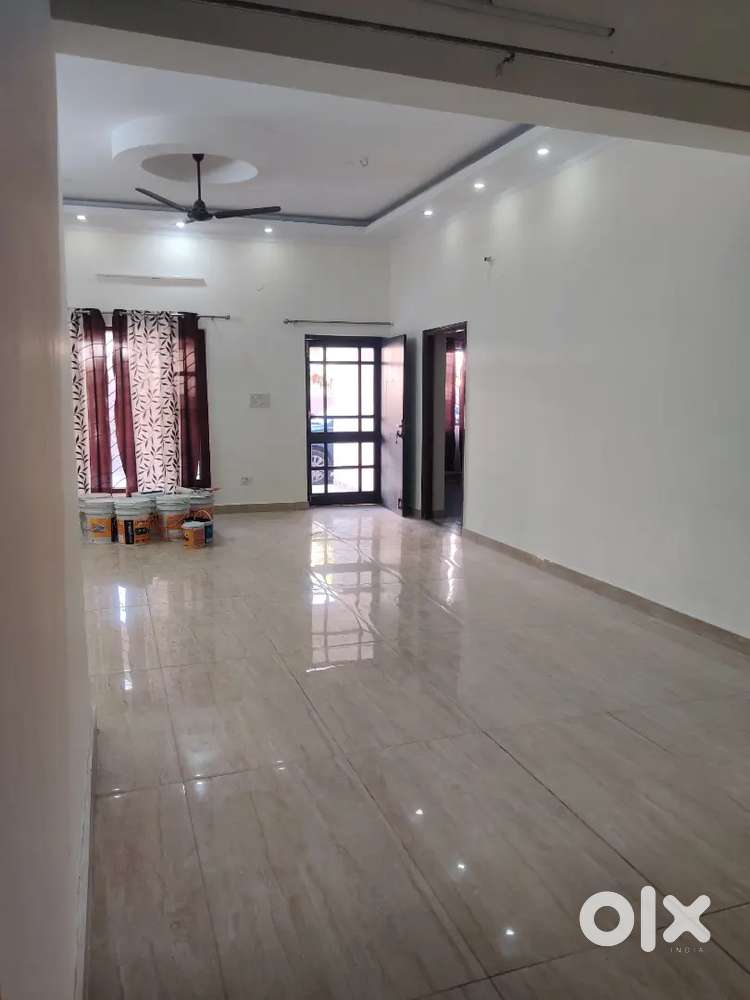 Independent 3 BHK floor for office / residence at EC Road Dehradun