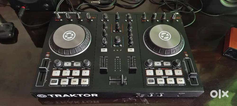Traktor S2 MK2 DJ Controller Plug n Play (in-built soundcard)