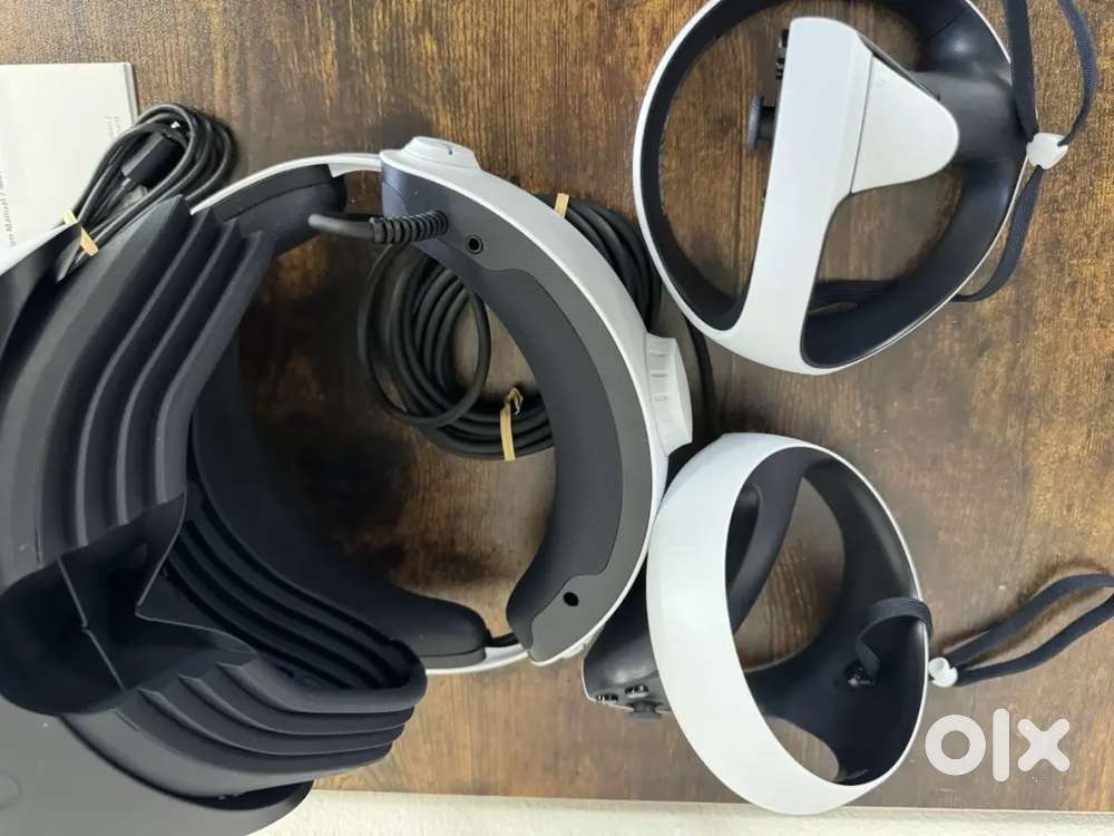 Sony PlayStation 5 PS5 VR2 Headset W/Sense Controllers White 