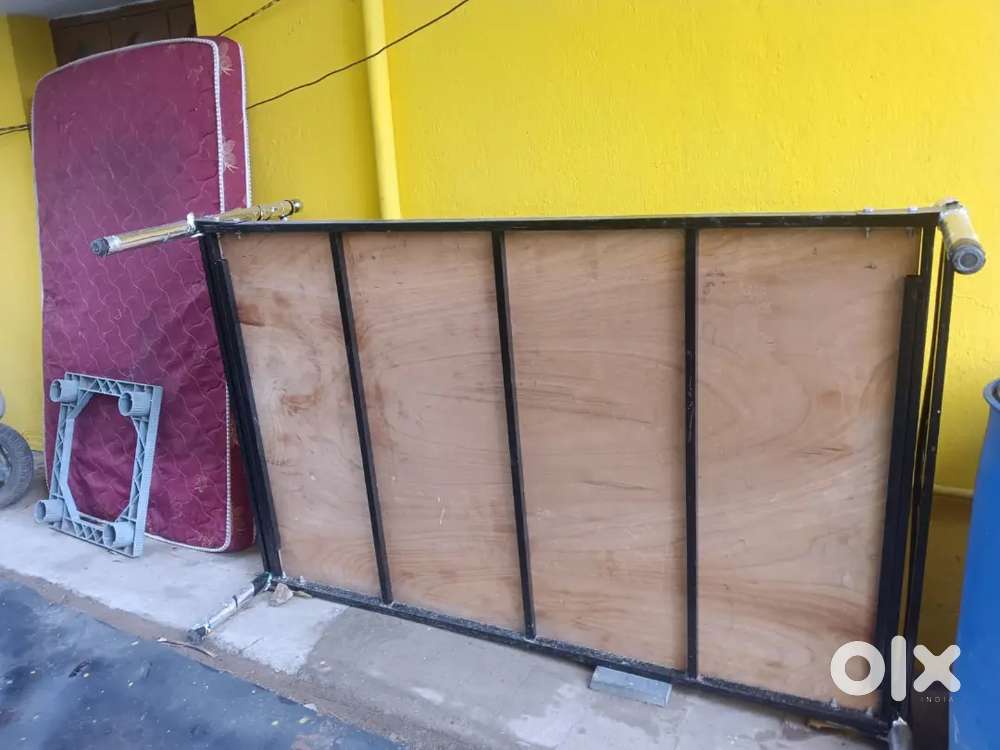 Cot with set