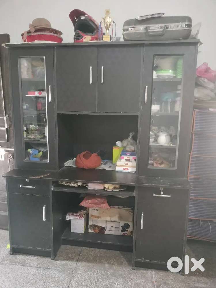 Computer counter with show piece decor