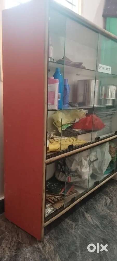 Showcase to keep household items