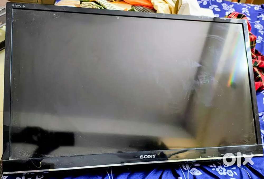 Sony SMART TV 32'', BRAVIA MODEL only 3 years old, lining in display