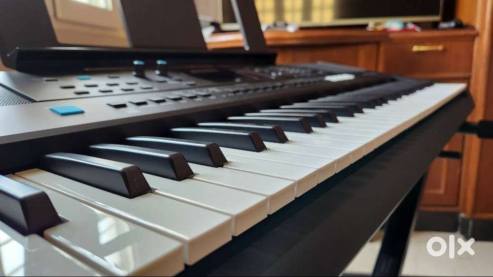 Plug In and Play – Yamaha PSR-E473 with Stand, Excellent Condition!