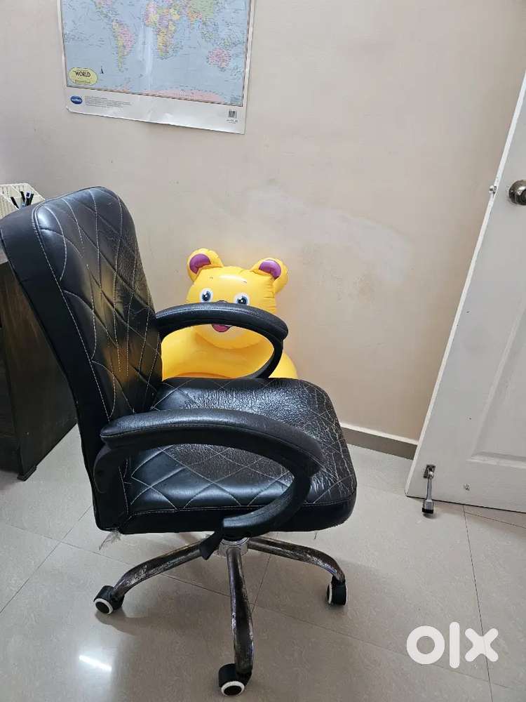 Selling 1 year old office chair (moving out sale)