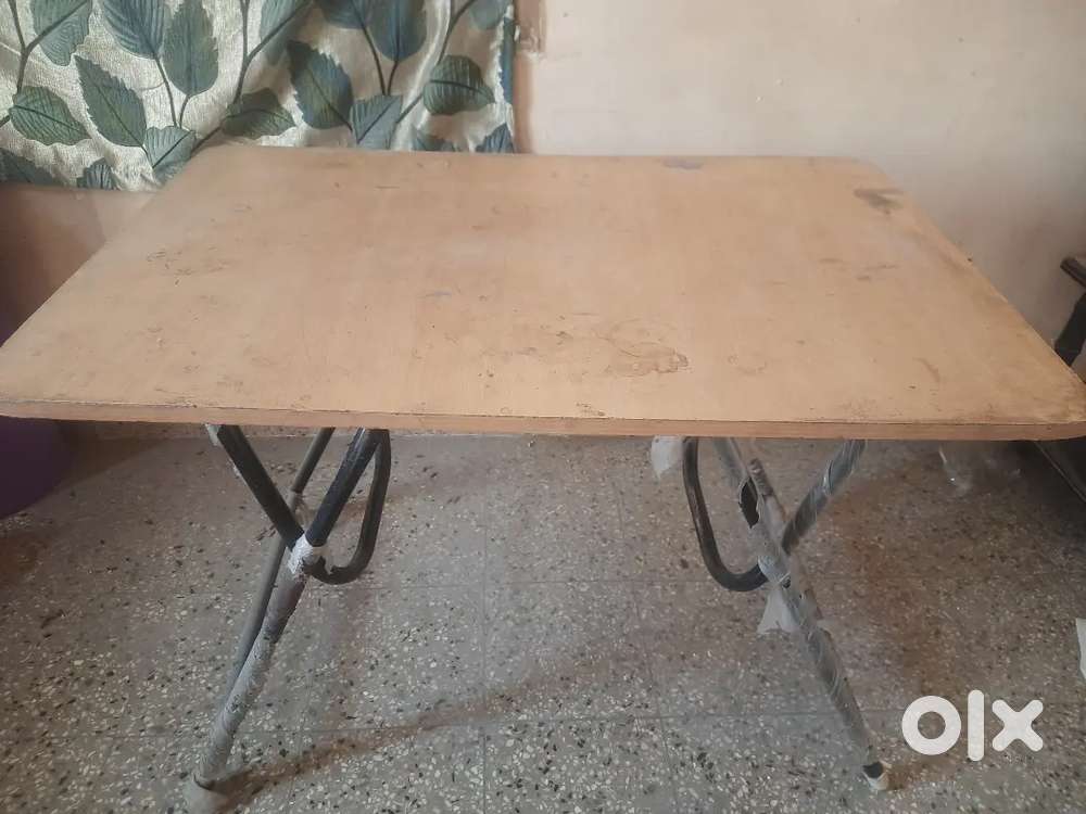 Folding table