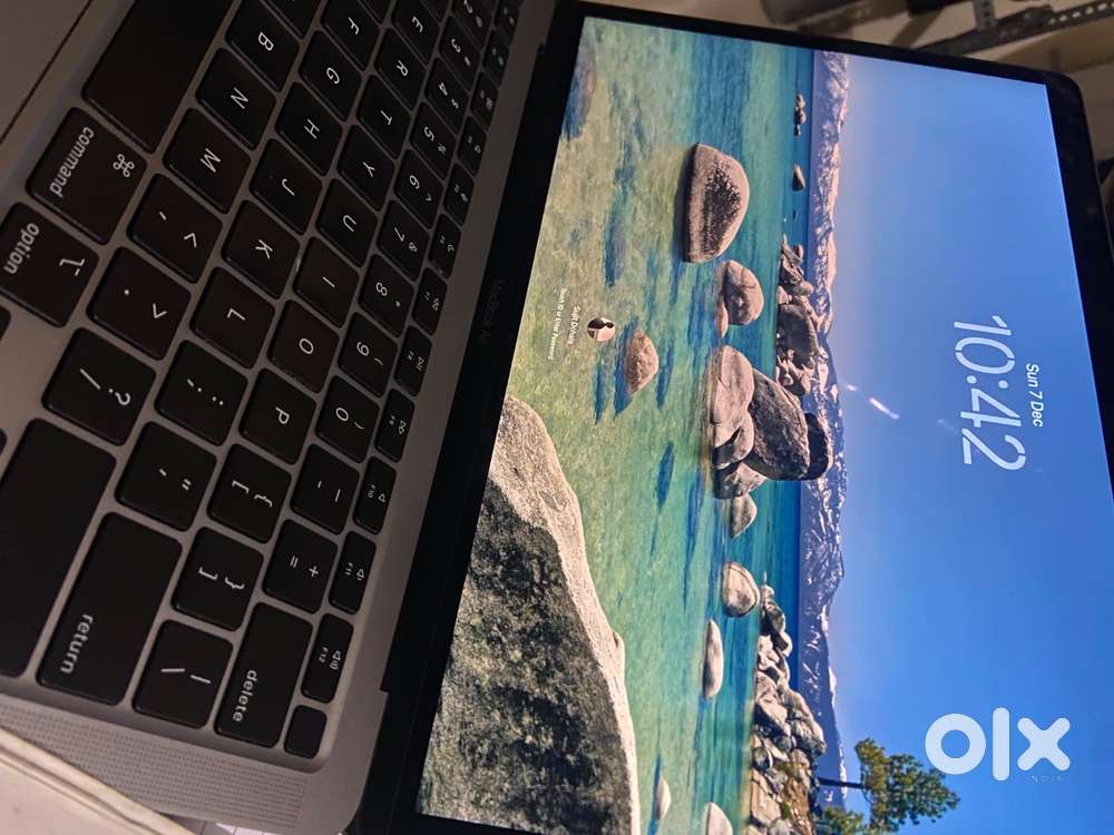 Macbook M1 8/256gb super condition