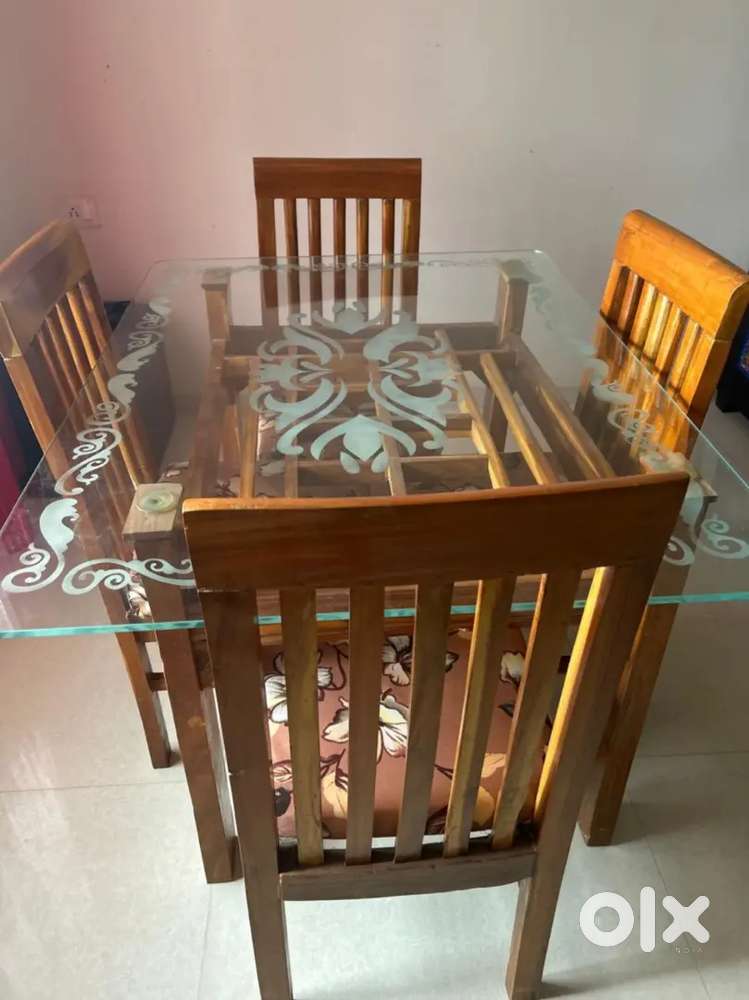 4 seater wooden dinning table with glass top