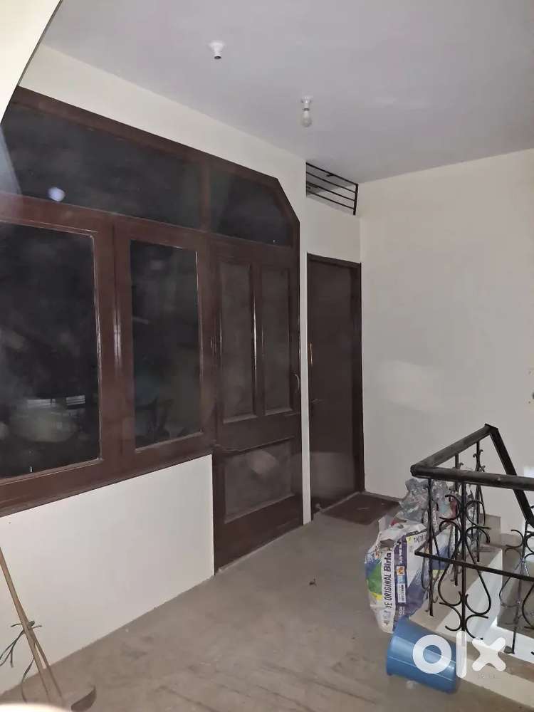 2bhk floor on rent on Devpuri main road
