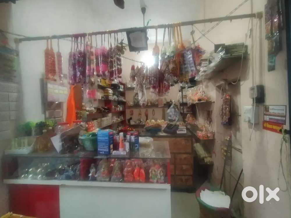 Pooja ke dukan hai par dukan kiraya pa hai or dukan ka item seel pa ha