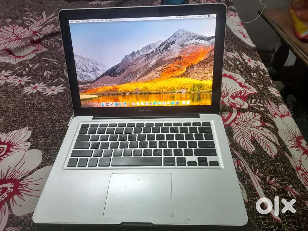 Stylish MacBook mid 2010 model good condition royal look