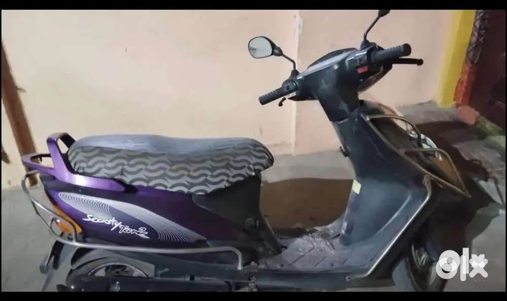 One hand use scooty just buy I am drive