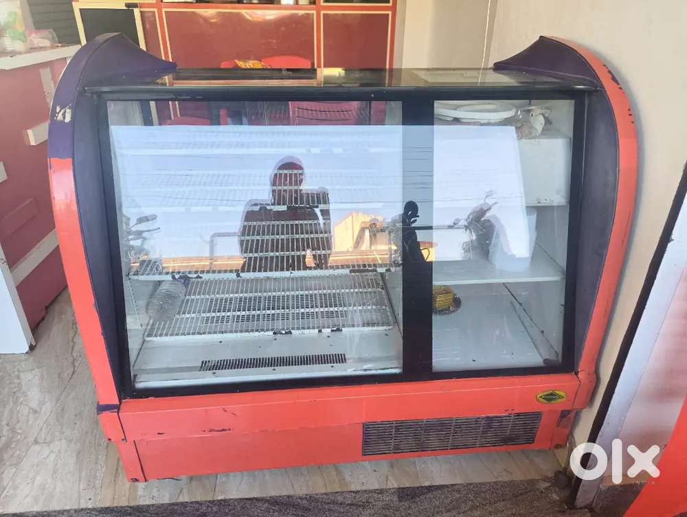 Bekary cold showcase in good condition with cash drawer