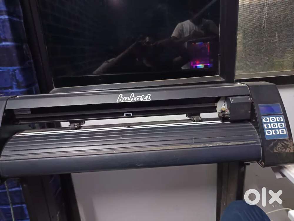 Sticker cutting plotter